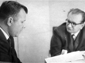 Rozhovor Jurije Gagarina a Karla Pacnera. "Jurije Gagarina jsem litoval. Když jsem s ním v létě 1966 dělal v Karlových Varech rozhovor, seděl přede mnou uštvaný člověk, který mechanicky – jakoby naučeně – odpovídal na mé otázky. Bez úsměvu a bez zájmu, jenom tím plnil svou povinnost, kterou mu někdo z nadřízených zařadil do programu. Byl v Československu na dovolené, ale místo odpočinku ho nejrůznější funkcionáři honili po besedách v továrnách a úřadech, na obědy a večeře." Rozhovor Jurije Gagarina a Karla Pacnera. "Jurije Gagarina jsem litoval. Když jsem s ním v létě 1966 dělal v Karlových Varech rozhovor, seděl přede mnou uštvaný člověk, který mechanicky – jakoby naučeně – odpovídal na mé otázky. Bez úsměvu a bez zájmu, jenom tím plnil svou povinnost, kterou mu někdo z nadřízených zařadil do programu. Byl v Československu na dovolené, ale místo odpočinku ho nejrůznější funkcionáři honili po besedách v továrnách a úřadech, na obědy a večeře."