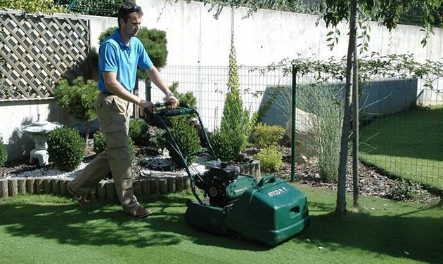 Model Barmolar 17SK jezdí rychlostí až 8 km/h a za hodinu poseká 1100-1300 m2 trávníku