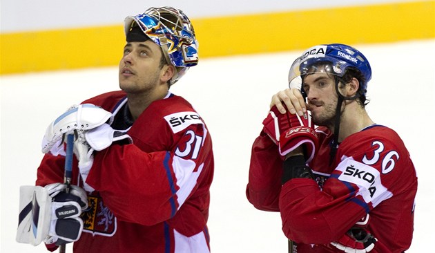KDYŽ ZNÍ ŠVÉDSKÁ HYMNA... Čeští hokejisté Ondřej Pavelec (31) a Petr Čáslava sledují, jak halou stoupá švédská vlajka.