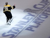 SVĚTLA RAMP. V tomhle poháru chceme být středem pozornosti ještě dlouho, dává domácímu publiku najevo bostonský brankář Tim Thomas po výhře 3:1 nad Tampou Bay. SVĚTLA RAMP. V tomhle poháru chceme být středem pozornosti ještě dlouho, dává domácímu publiku najevo bostonský brankář Tim Thomas po výhře 3:1 nad Tampou Bay.
