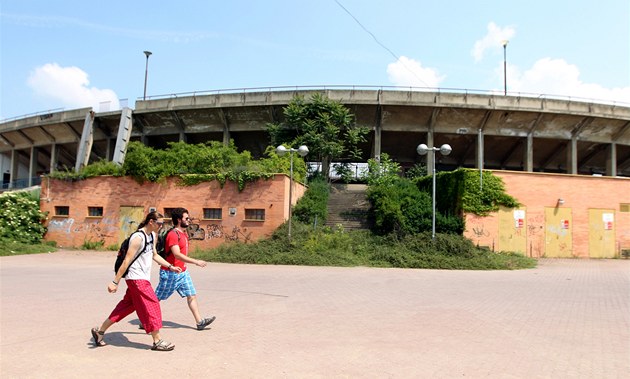 Legendární fotbalový stadion za Lužánkami v Brně jen stále zarůstá plevelem.