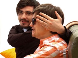Vojtěch Kotek a Jiří Mádl v klipu Slepec hovno vidí Vojtěch Kotek a Jiří Mádl v klipu Slepec hovno vidí