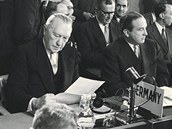 Konrád Adenauer při vstupu Německé spolkové republiky do NATO v roce 1955.