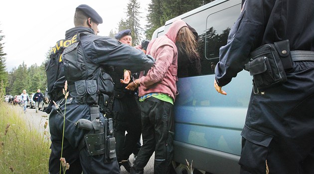 Policisté dnes zasáhli proti aktivistům, kteří na Šumavě u Ptačího potoka ...