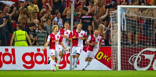Fotbalisté Slavie se radují z gólu Štěpána Koreše (vlevo).