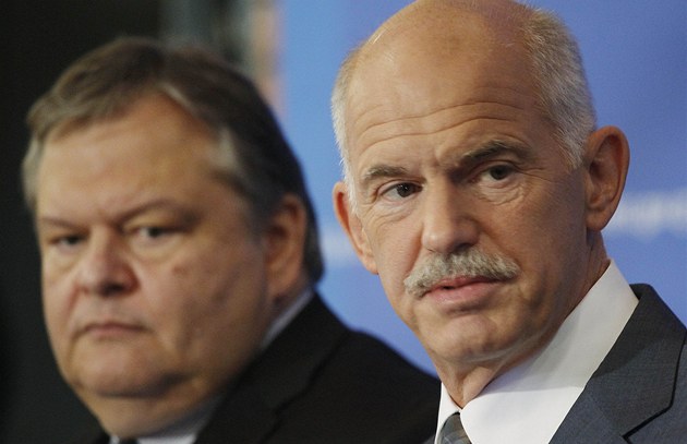 Řecký premiér Jorg Papandreu (vpravo) s ministrem financí Evangelosem