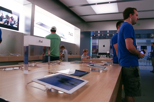V současnosti vévodí Apple obchodům iPad 2, který je na stole vystaven tak, aby