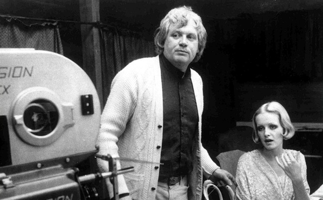 Režisér Ken Russell s modelkou Twiggy při natáčení filmu The Boy Friend (1971)