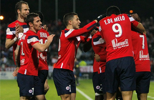 Fotbalisté Lille se radují ze vstřeleného gólu. Úplně vlevo český obránce David