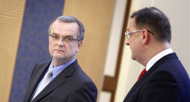 Ministr financí Miroslav Kalousek a premiér Petr Nečas na tiskové konferenci po