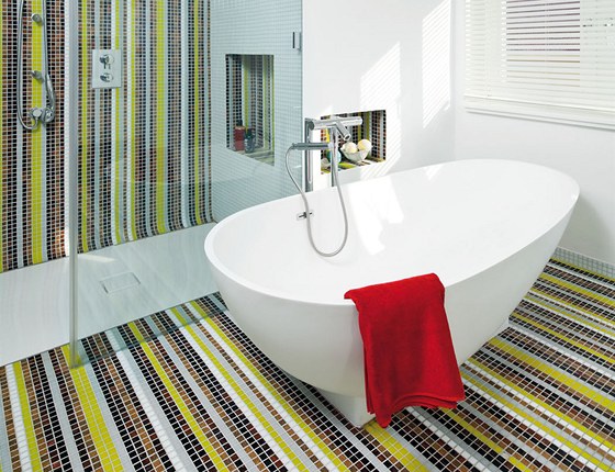 Efektní barevná mozaika posunula koupelnu ve spodní části bytu o kategorii výš.