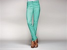 Mátová zeleň působí osvěžujících dojmem. Kalhoty pocházejí z jarní kolekce F&F.