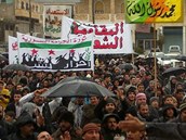 Syřané protestují proti autoritářskému režimu prezidenta Bašára Asada v Syřané protestují proti autoritářskému režimu prezidenta Bašára Asada v