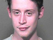 Macaulay Culkin byl v roce 2004 zatčený za držení marihuany a drog. Macaulay Culkin byl v roce 2004 zatčený za držení marihuany a drog.
