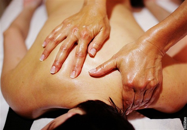 Stone oil massage - starting with the upper back