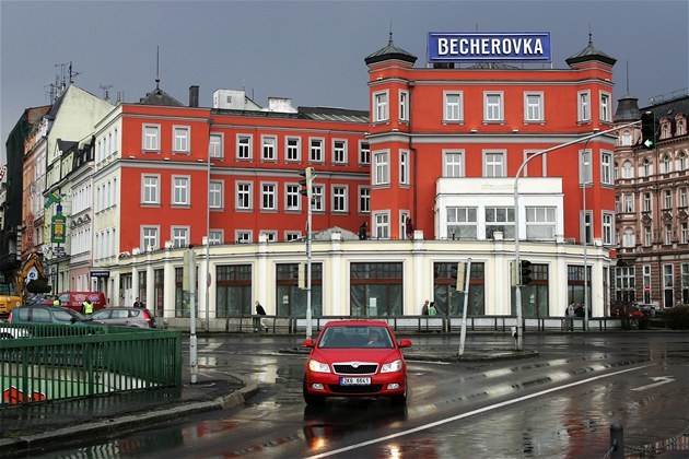 Becherovka vyváží 40 procent své produkce, a to hlavně na Slovensko, do Ruska a Německa. | foto: Václav Šlauf, Becherovka vyváží 40 procent své produkce, a to hlavně na Slovensko, do Ruska a Německa. | foto: Václav Šlauf,