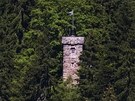 Pod svatebčany se v létě 2010 probořily trámy mostku na hrádku Aichelburg na... Pod svatebčany se v létě 2010 probořily trámy mostku na hrádku Aichelburg na...