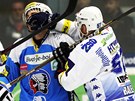 PŘEKÁŽÍŠ MI TADY! Jozef Balej z Komety Brno odstrkuje jednoho z hráčů Plzně PŘEKÁŽÍŠ MI TADY! Jozef Balej z Komety Brno odstrkuje jednoho z hráčů Plzně