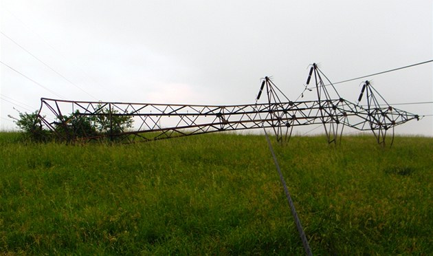 Zřícený elektrický stožár na Novojičínsku po zásahu zlodějů kovů a silného větru