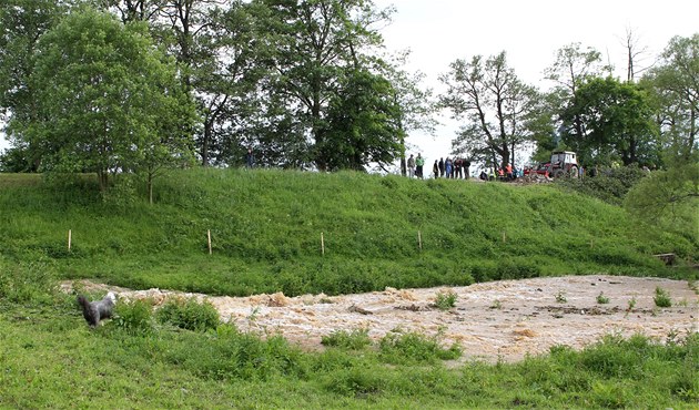 Protržená hráz rybníka Dolní Kladiny na Pelhřimovsku.
