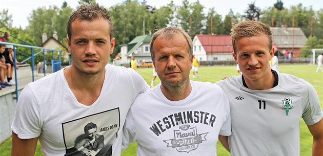 Milan Kopic, předseda FK Humpolec, a synové Jan (vpravo) a Milan