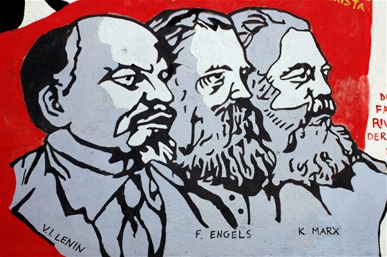 Hlavní představitelé marxismu-leninismu - V.I.Lenin, Friedrich Engels a Karl Marx na nástěnné malbě v Itálii.