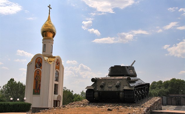 Tank T-34 vystavený na čestném místě v Tiraspolu. 