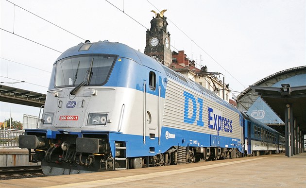 D1 Express Českých drah vyjíždí z pražského hlavního nádraží. Cestu z Prahy do