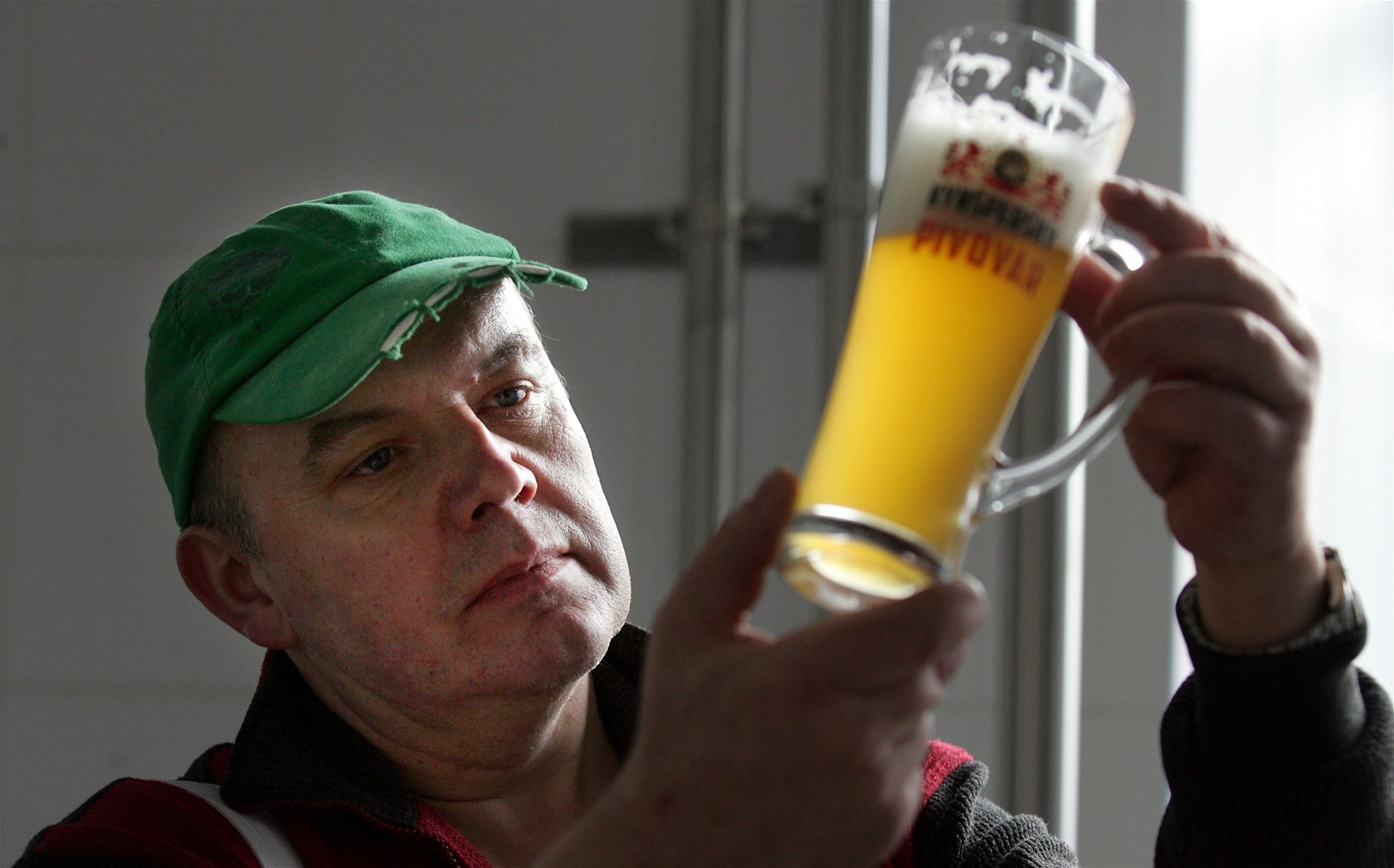 Sládek Miroslav Broz se sklenicí dvanáctistupňového piva Kynšperský zajíc. - SLV4961c2_154219_1604404