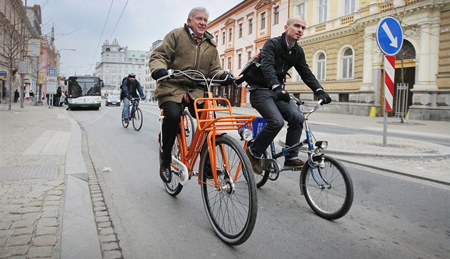 Projekt Do práce na kole přijel do Plzně podpořit nizozemský velvyslanec Ed