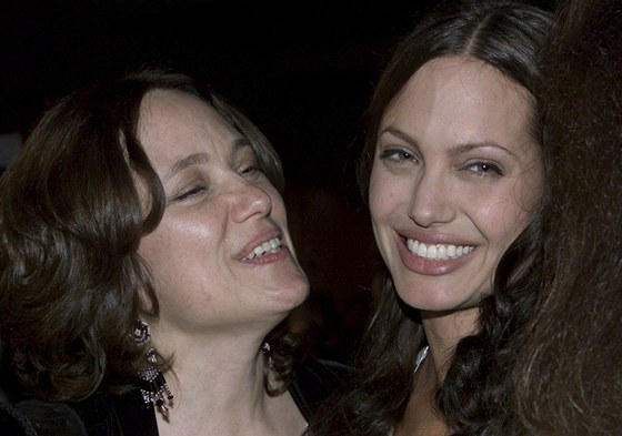 Angelina Jolie a její matka Marcheline Bertrandová (2001) Angelina Jolie a její matka Marcheline Bertrandová (2001)