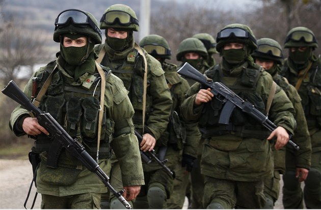 Neoznačení ruští vojáci přebírají kontrolu nad pohraničními oblastmi mezi...