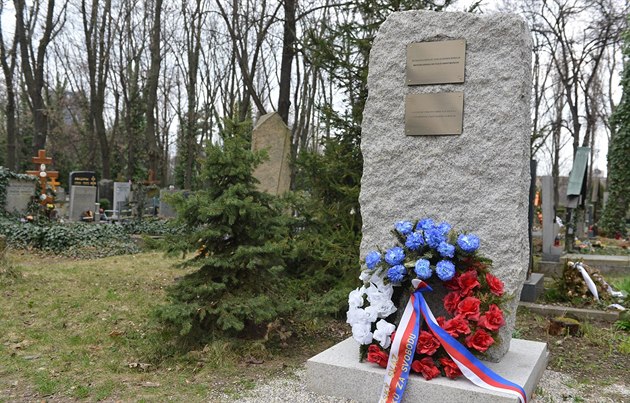 Žulový pomník na Olšanských hřbitovech s nápisem "Na věčnou slávu a památku...