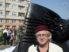 Autor Stefan Milkov pózuje u pomníku vědce Nikoly Tesly Autor Stefan Milkov pózuje u pomníku vědce Nikoly Tesly