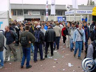 Davy lidí krátce po otevření GameHall, čtvrtek 10.10.2002