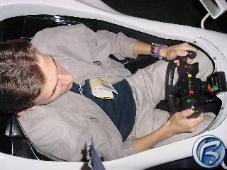 Čočík v kokpitu makety formule při hraní F1 2001