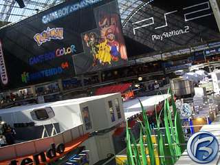 Pohled z galerie na střešní prostory, jimž vévodí transparenty Nintenda a PlayStation 2