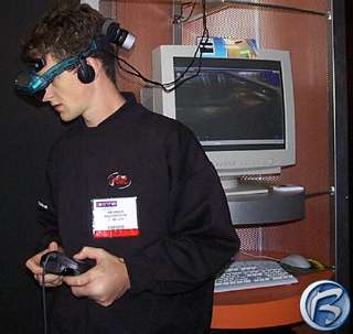 Mladík se u stánku 3Dfx oddává počítačové hře s 3D brýlemi na očích