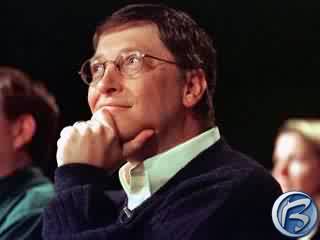 Bill Gates zamyšleně naslouchá projevu Steva Ballmera, svého nástupce na postu generálního ředitele Microsoftu