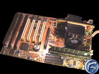 Základní deska ASUS P2-99 osazená procesorem Celeron a pamětí