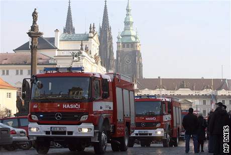Novým hasičským vozům požehnal i kardinál Miloslav Vlk.