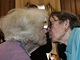 Del Martinová (vlevo) a Phyllis Lyonová při svatebním polibku na radnici v San Francisku (16. června 2008)