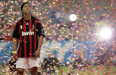 ZAŠLÁ SLÁVA. Po jeho příchodu z Barcelony fanoušci AC Milán jásali, teď je Ronaldinho nechtěný.