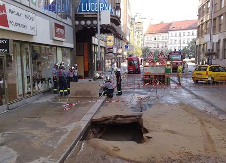 Ve Štěpánské ulici v Praze prasklo potrubí. (27. července 2008)