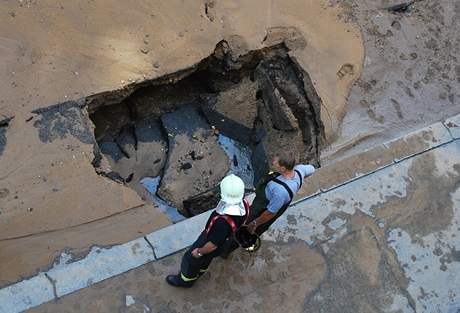 Ve Štěpánské ulici v Praze prasklo potrubí. (27. července 2008)