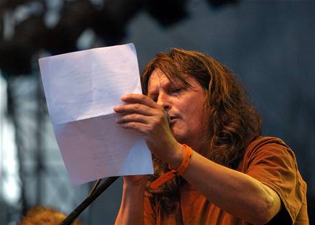 Sázavafest 2008 - vzpomínka na Grohmana - Ivan Hlas zpívá s pomocí vytištěného textu