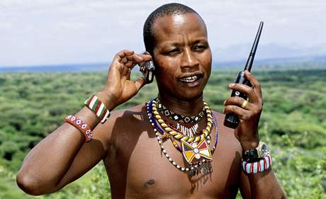 Už dávno ne divoši odříznutí od světa: mobily i internet už pronikly i na africký venkov
