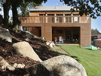 Svažitý pozemek si vynutil náročnou úpravu