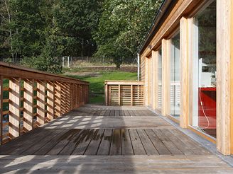 Přes terasu v druhém podlaží lze přejít na horní zahradu