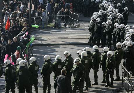 Policisté během demonstrace v Kolíně (20. září 2008)